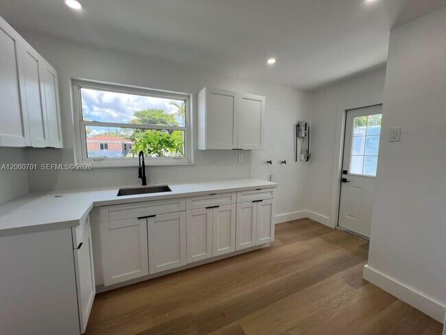 Building Photo - 1239 SW 22nd Ave