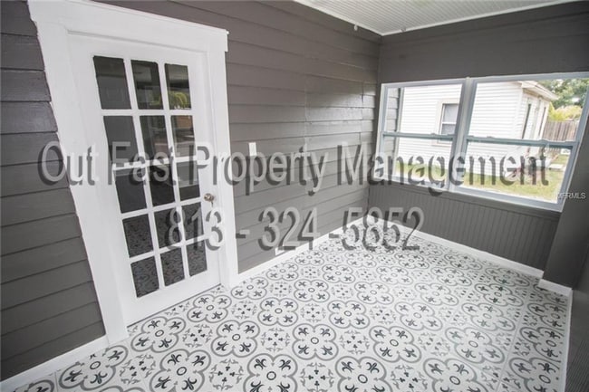 Building Photo - 226 SW Lincoln Cir N, St Petersburg Fl 33703