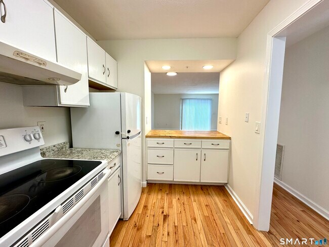 Building Photo - 20 Oak Ridge Dr