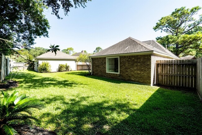 Building Photo - 15406 Greenleaf Ln
