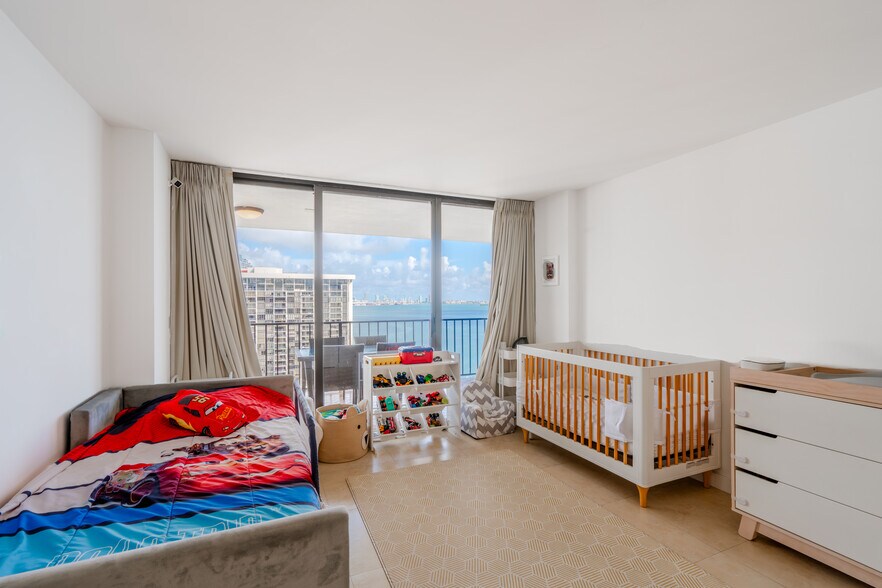 Building Photo - 1925 Brickell Ave