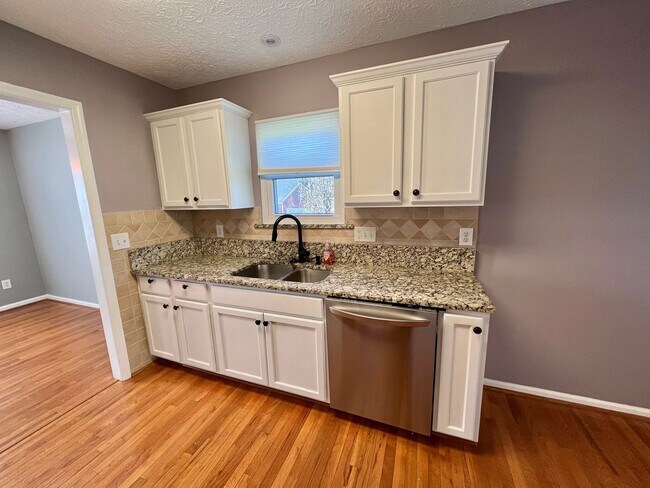 Building Photo - 3 Bed, 2.5 Bath Home w/ 2 Car Garage and Bonus Room