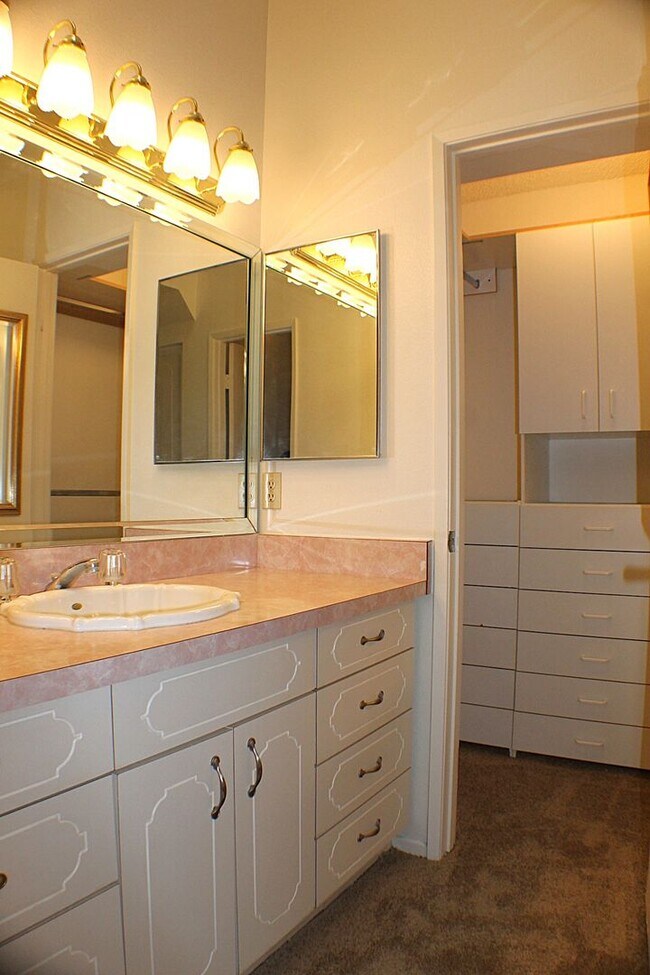 Building Photo - Beautiful Sun Lakes Country Club Home – 55+ Gated Community