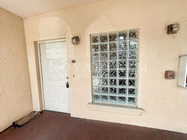 Building Photo - Your grocery bags will never complain about the commute — 2/2 on the first floor at Castilla Circ...