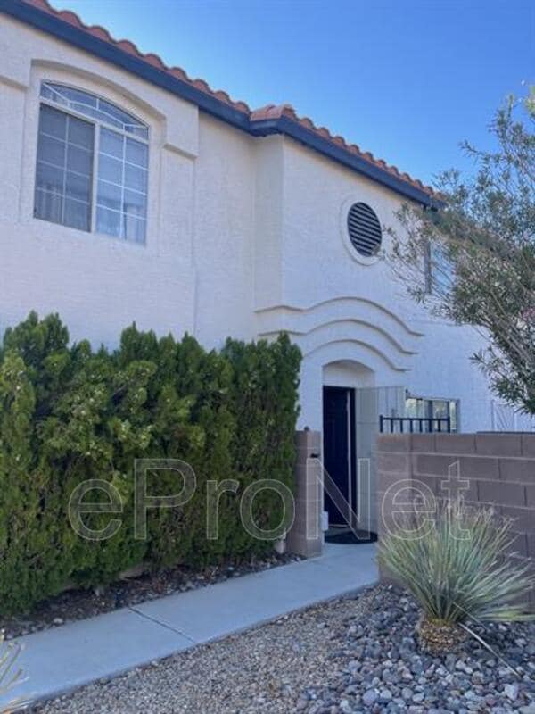 Building Photo - 2760 Stargate St