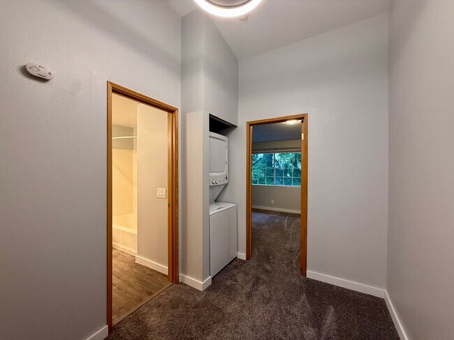 Building Photo - Beautiful 2 bed, 1.5 bath Condo located in...