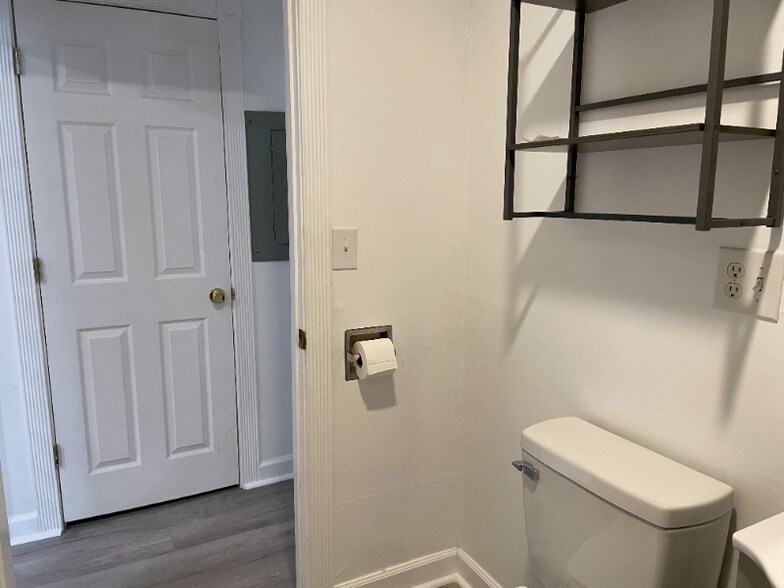 Building Photo - 1007 E Unaka Ave