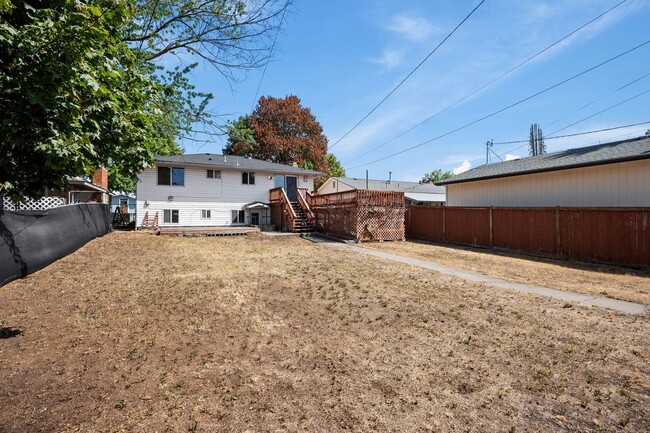 Building Photo - 4 Bedroom Northeast Spokane Home - Availab...