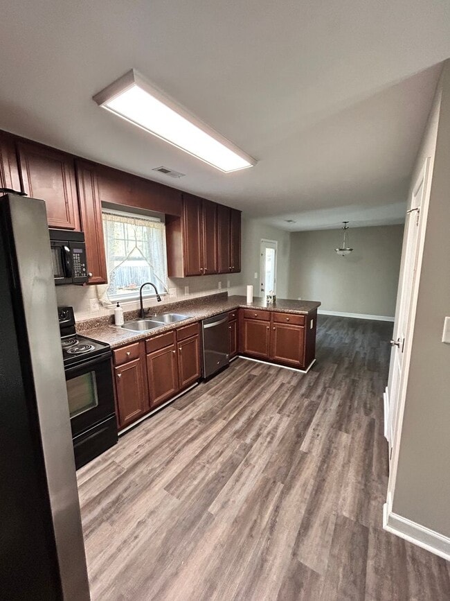 Building Photo - Large family rental available in Maple Hill