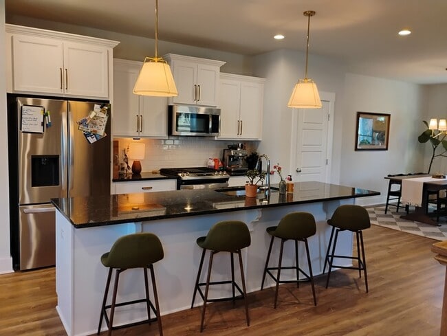 Building Photo - 353 Wash Holw Dr