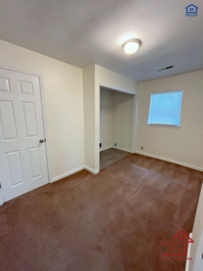 Building Photo - 702 Couch St