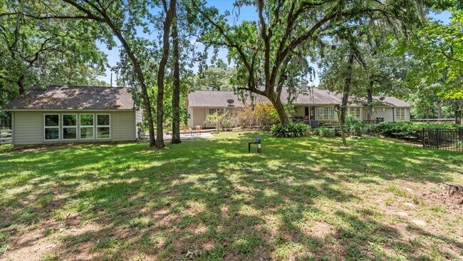 Building Photo - 9502 Rolling Oaks