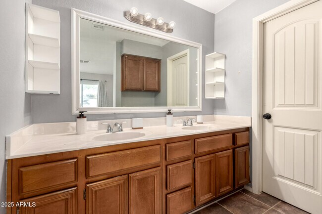 Building Photo - 303 W Fellars Dr
