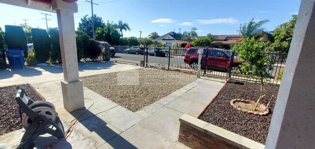 Building Photo - 2 br, 1 bath Duplex - 956 E 55th St -