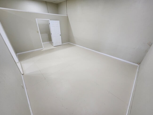 Building Photo - 208 E Main St