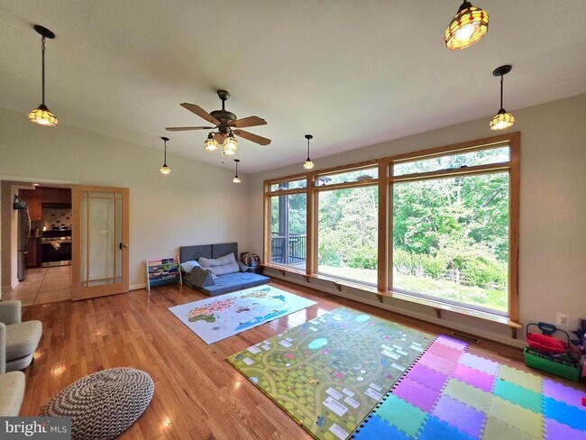 Building Photo - 10930 Howland Dr