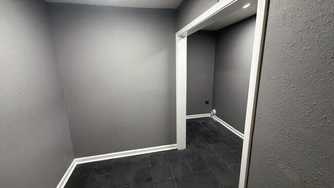 Building Photo - 2530 Rozelle St
