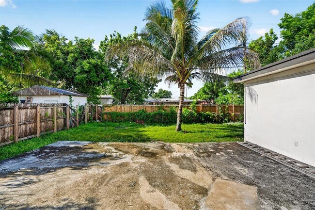 Building Photo - 6240 SW 22nd Ct