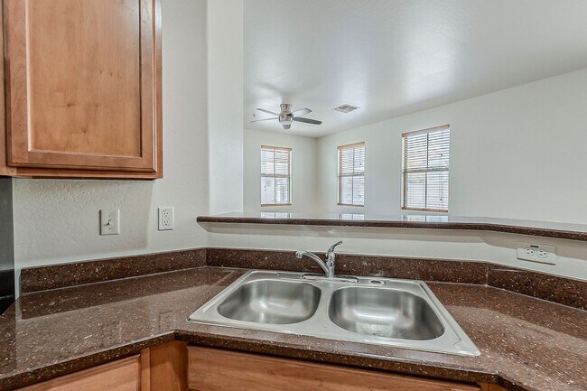 Building Photo - Beautiful Townhome in Phoenix Arizona
