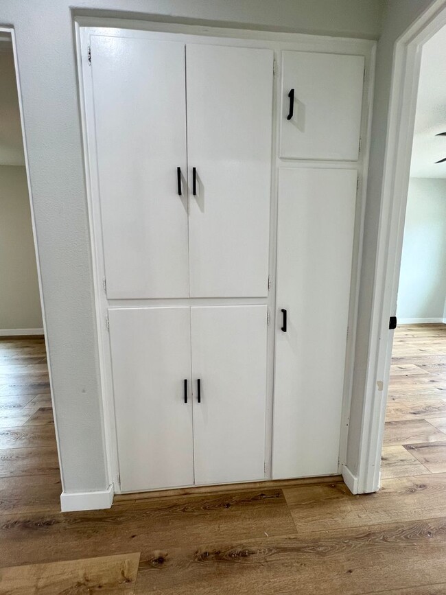 Building Photo - Beautiful, Modern, Upgraded 3 Bedroom 3 Ba...