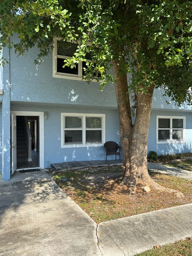 Building Photo - Newly Renovated 2 Bed / 1.5 Bath Townhome near Beaches!