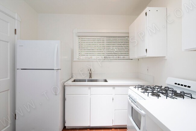 Building Photo - Bankers Hill 1BR, Nestled Between Balboa P...