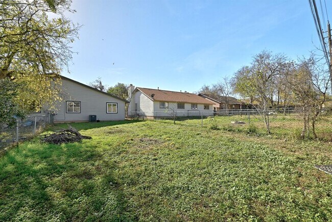 Building Photo - 2204 Donahue Ln