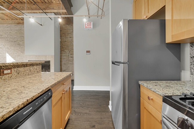 Building Photo - 2014 W Wabansia Ave