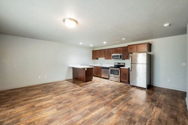 Building Photo - Beautiful 2 Story Townhome with Awesome Amenities + 2 car garage