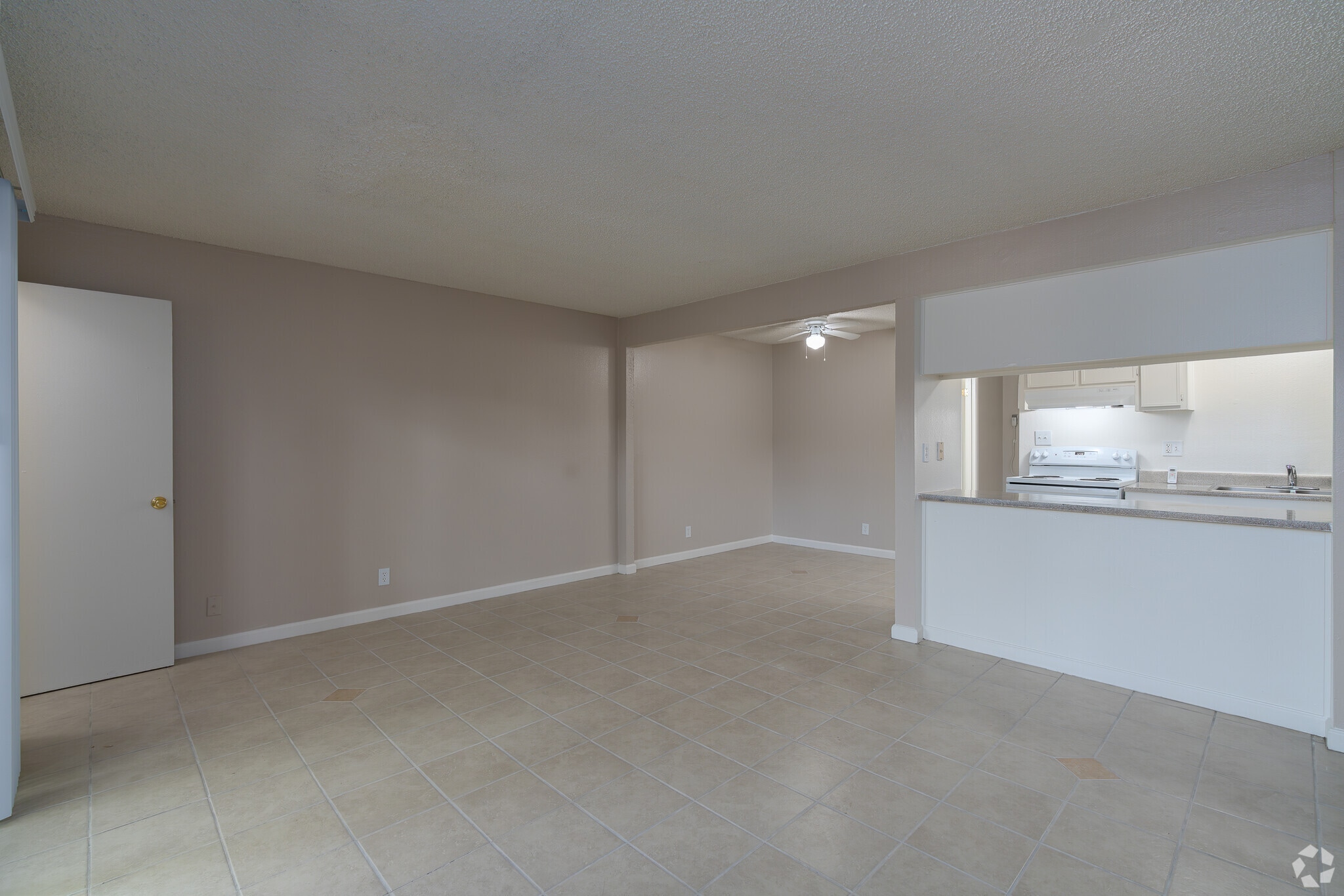 1BR, 1BA - 635 SF - Living Room - Villa Del Rio Apartments