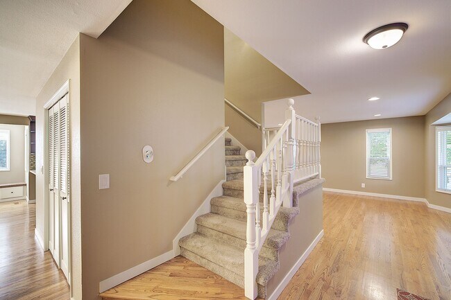 Building Photo - 3bd/2.25ba Sammamish Home