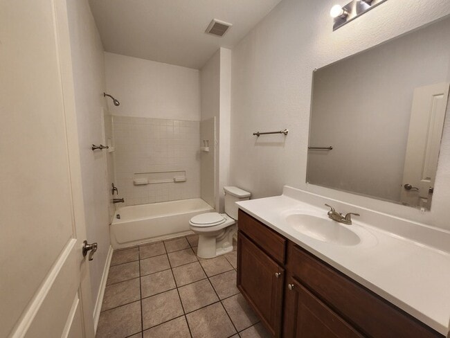 Building Photo - 3-Bedroom, 1-Bath on 1 acre lot