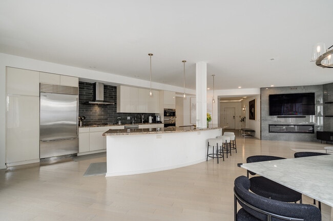 Building Photo - 501 N Kingsbury St