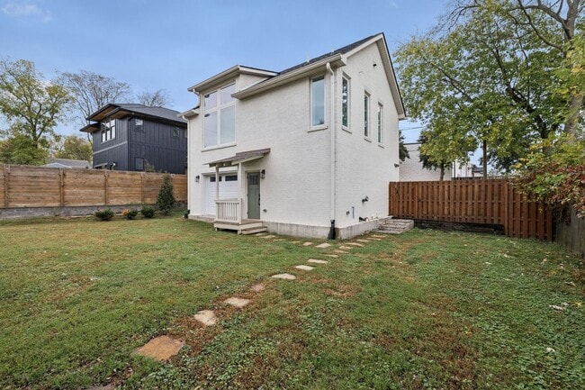 Building Photo - Furnished short term rental home with all utilities included