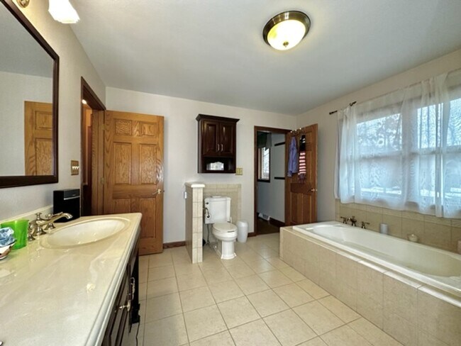 Building Photo - Beautiful / Spacious 3 Bed 3 Bath Ranch Style Single Family Home!