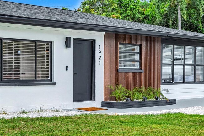 Building Photo - 1921 Fern Ave