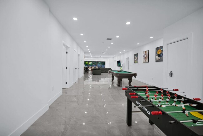 Building Photo - 5313 NE 1st Ave