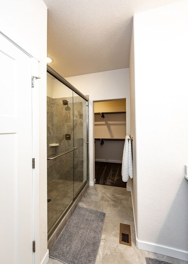 Building Photo - Fully Furnished 3 Bedroom 2.5 Bath Luxury Townhome by Garden of the Gods