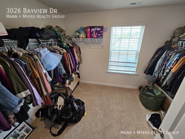 Building Photo - 3026 Bayview Dr