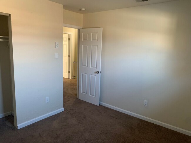 Building Photo - 3 Bedroom 1.5 Bathroom's