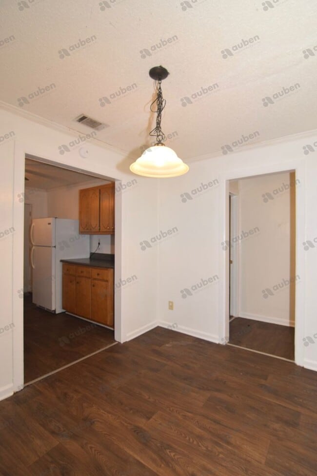 Building Photo - 2 Bedroom Duplex For Lease