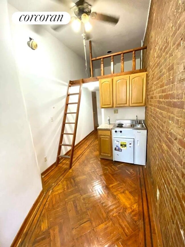 Building Photo - 103 W 70th St
