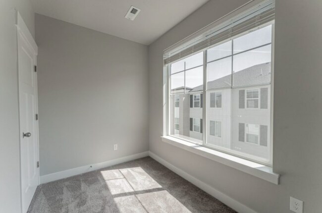 Building Photo - Riverton Condo