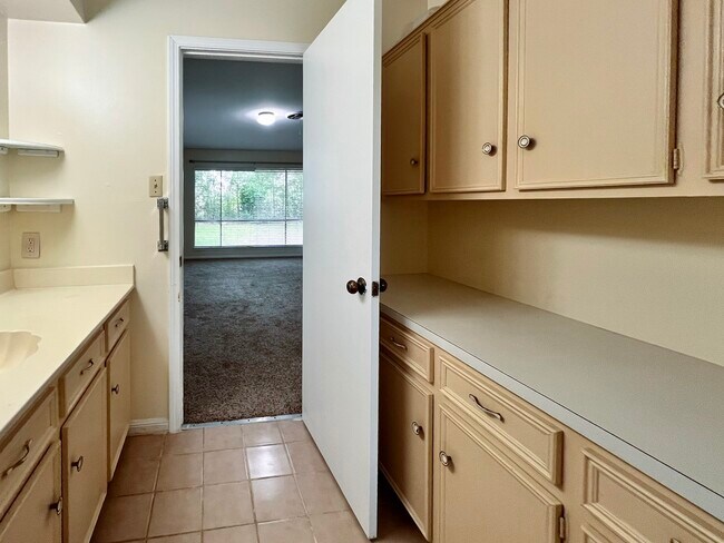 Building Photo - 401 Rolling Hills Dr W