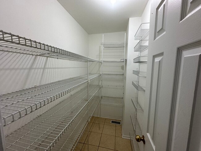 Building Photo - 10 Victoria Way