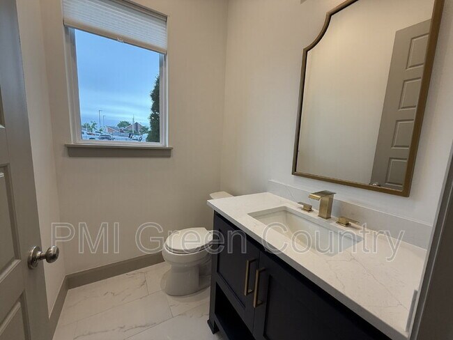 Building Photo - 130 E Elgin St