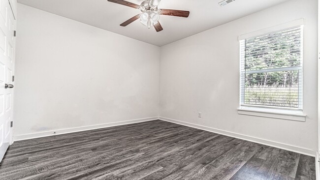 Building Photo - 640 Hidden Springs Dr