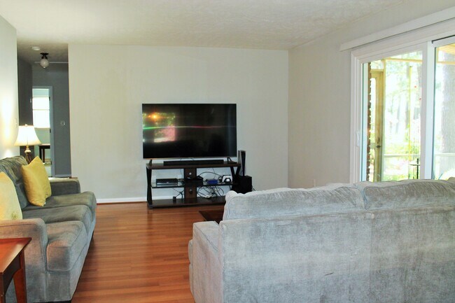 Building Photo - 87 Lakeview Dr