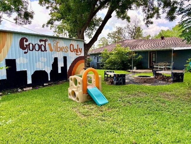 Building Photo - 2306 Hialeah Dr
