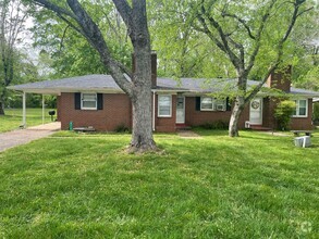 Building Photo - 2 Bed 1 Bath Duplex